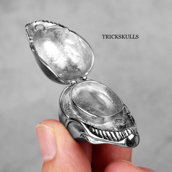 Silver Stainless Venom Alien Poison Pill Secret Compartment Ring Size 8 and 10 - Picture 2 of 11